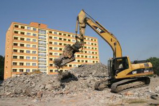 Demolice nebytové části Slunečnice vrcholí