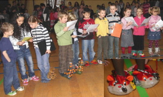 Děti si přišly pro vysvědčení ve veselých bačkorách