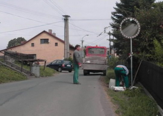 Ulice Na Pískách je díky zrcadlu bezpečnější