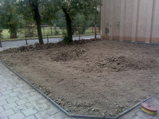 Před domem dětí a mládeže se staví malé golfové hřiště, probíhají úpravy terénu
