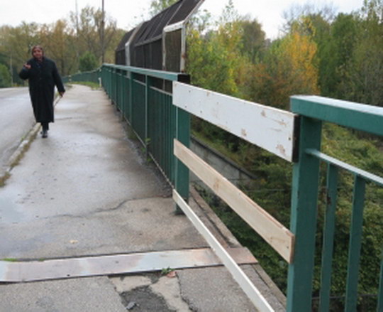Zloději odřezali kus zábradlí na mostě přímo nad železnicí