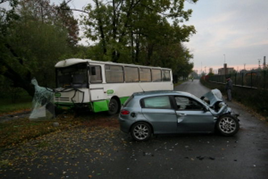 Nehoda osobního automobilu a linkového autobusu ČSAD blokuje provoz v Jeremenkově ulici