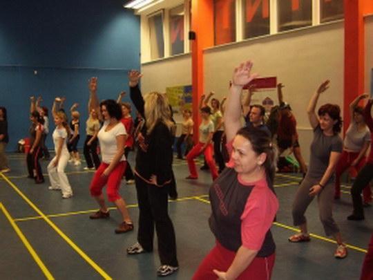 Aerobic zvládnou i začátečníci, místní instruktorky pro ně mají speciální cvičební kurz