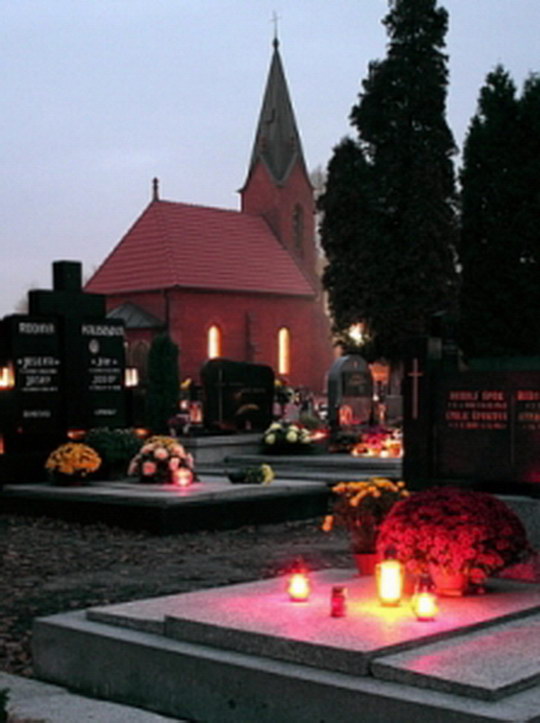 Blíží se Památka zesnulých - bohumínské hřbitovy prozáří stovky svíček, věnce a květiny zdobí hroby