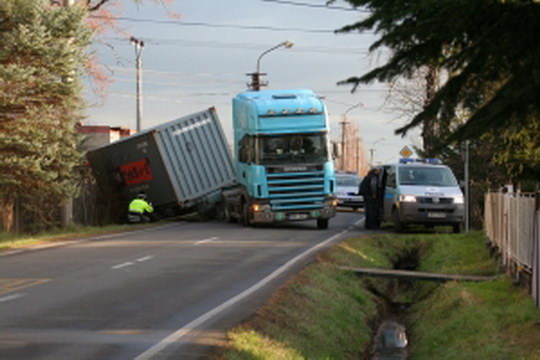 V Záblatí sjel do příkopu návěs nákladního automobilu, Sokolská ulice je zablokovaná