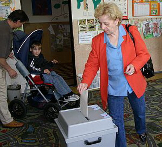 Lidé ze zatopených míst chodí k volbám bez problémů