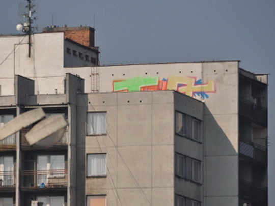 Vrchol věžového domu „zdobí“ nechtěné graffiti
