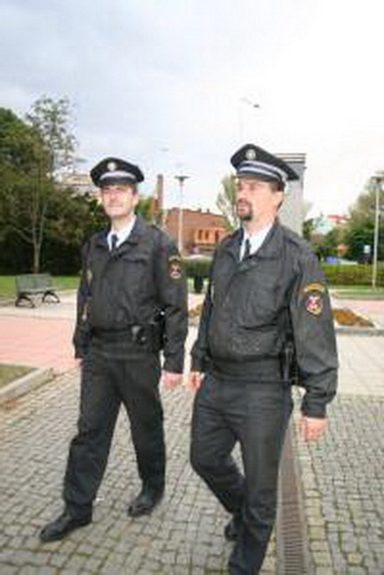 Ukryli se před strážníky v popelnici