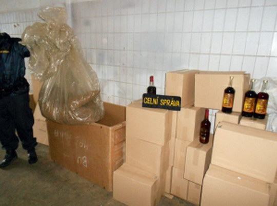 Celníci odhalili neznačený alkohol a tabák ukrytý v soukromé garáži