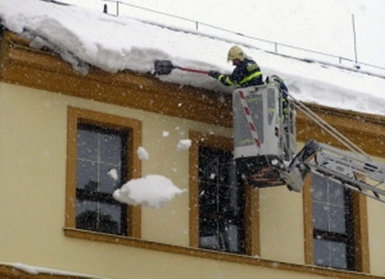 Hasiči zveřejnili seznam firem, které umí shazovat sníh a rampouchy ze střech