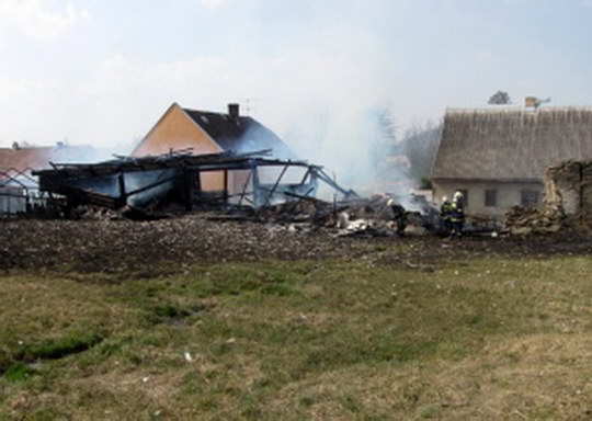 Hasiči varují před vypalováním trávy, může skončit tragédií a velkou škodou