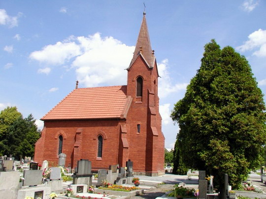 Z věže hřbitovní kaple ve Starém Bohumíně se ozývá pravidelné vyzvánění