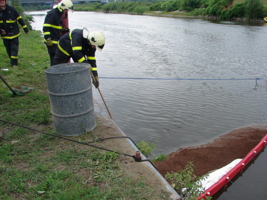Do Ostravice unikl hydraulický olej, dostal se do Odry až ke Starému Bohumínu
