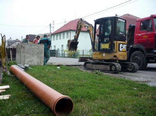 SmVaK opravuje kanalizaci v ulici Míru ve Skřečoni, město přispěje na nový povrch silnice
