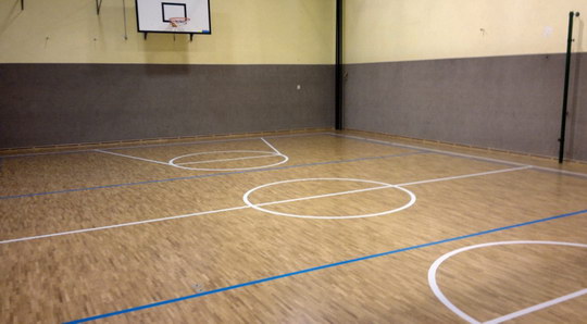 Školákům ve Skřečoni bude sloužit obnovená tělocvična s novou podlahou
