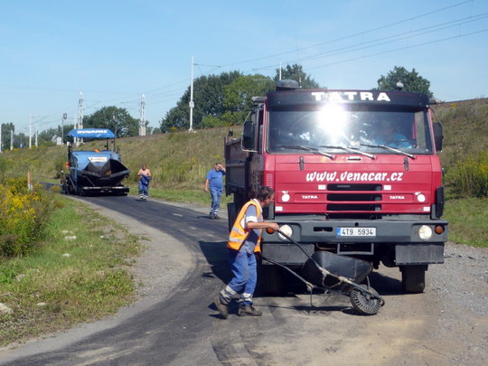 Nová stezka pro in-line bruslaře a cyklisty již má asfaltový povrch