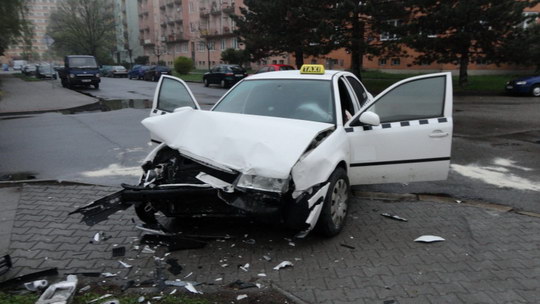 Víkendová dopravní nehoda dvou osobních aut se škodou za 130 tisíc korun