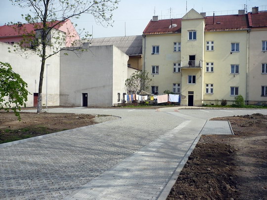 Polovina regenerovaného dvora v centru Bohumína dnes začíná sloužit lidem