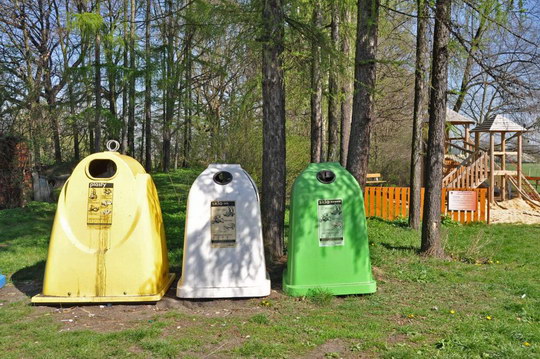 Třídění papíru, skla a plastů se podle zákona vztahuje také na živnostníky a malé provozovny