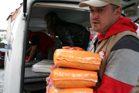 Materiální humanitární sbírky pro záplavami zasažené obce v Čechách