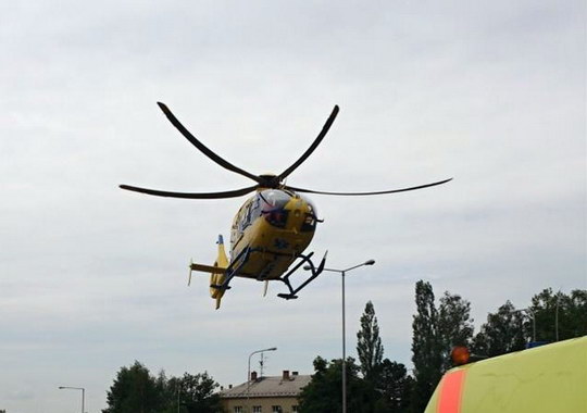 Muž z Bohumína spadl z pětimetrové výšky, do nemocnice ho přepravil vrtulník