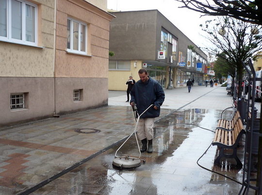 Pěší zóna v centru Bohumína prochází omlazovací kúrou tlakového čištění