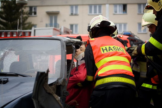 Hasiči předvedli rychlý zásah přímo na dvorku rychvaldské základní školy