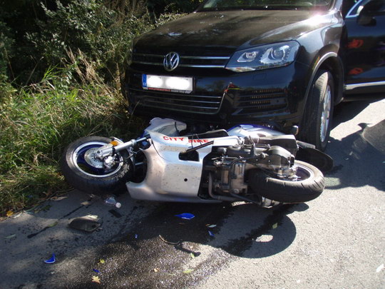 Motocyklista se v Pudlově střetl s autem, záchranáři povolali vrtulník