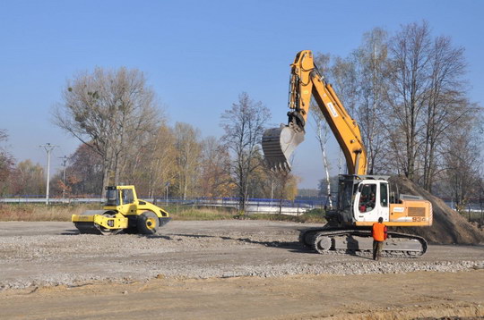 Konstrukce sportovní haly je ve výrobě, začne instalace pilotů