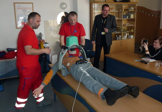 Nové přístroje zajišťující srdeční masáž