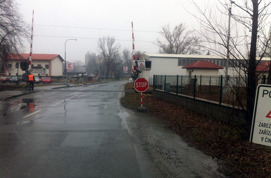 Závory na přejezdech dál nefunkční, u Kauflandu bude značka STOP