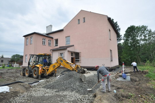 Při opravě školního dvora musel traktor dvakrát vytahovat zapadlý bagr