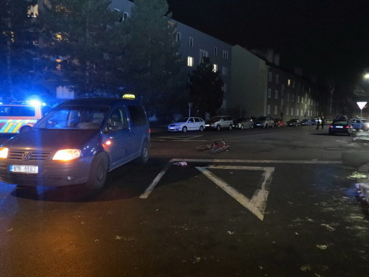 Řidič taxíku nedal na křižovatce přednost cyklistce