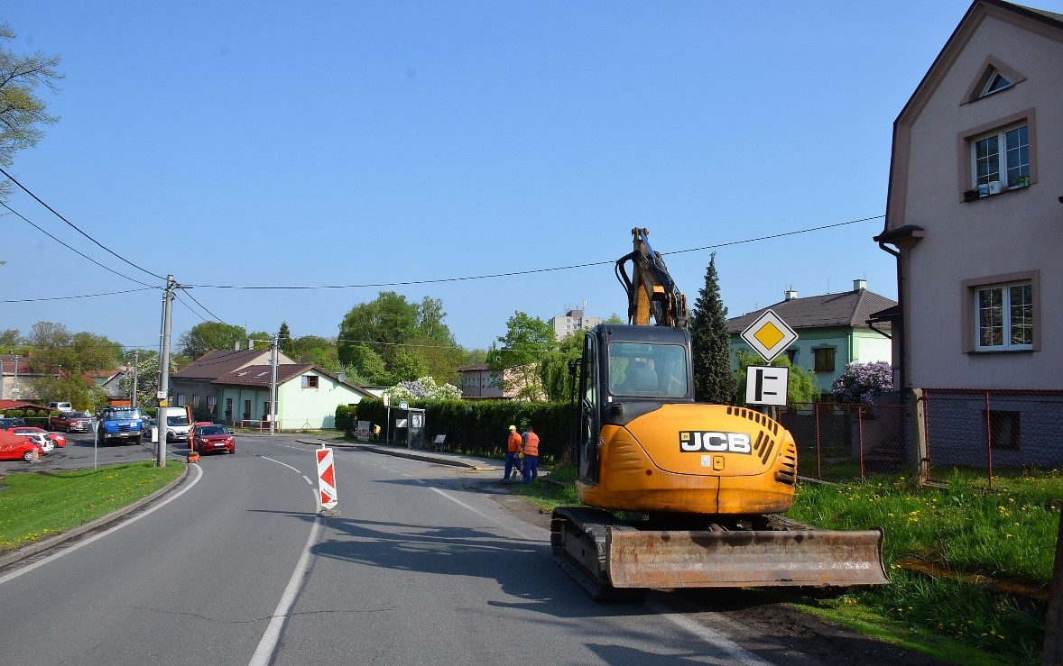Chodník podél silnice III/4711 na Záblatí