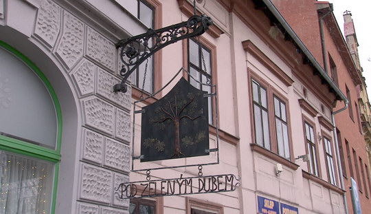 Na fasádu secesního domu se vrátila tradice vývěsního štítu
