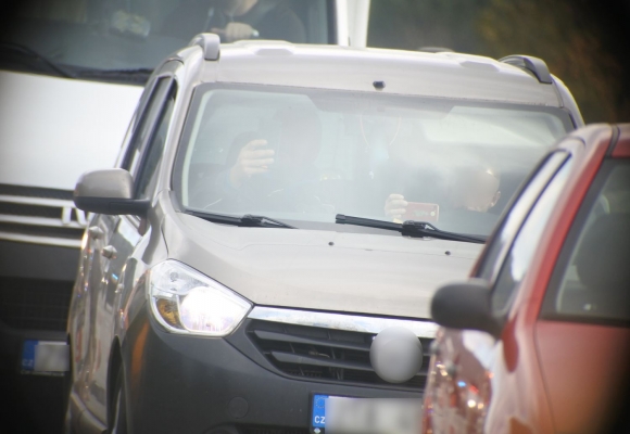 Rozmáhá se nešvar v podobě natáčení dopravní nehody na mobil za jízdy