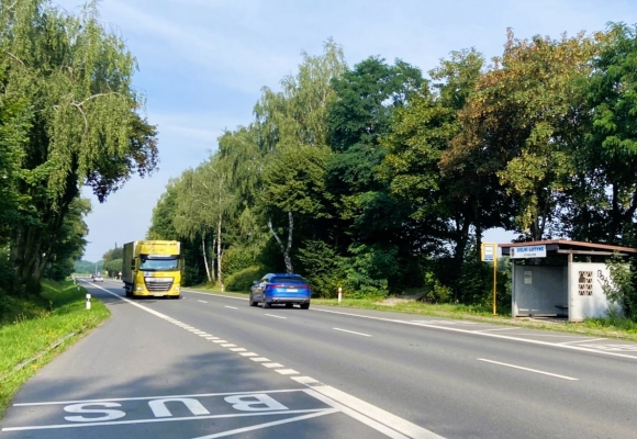 Řidiče zbrzdí výstavba protihlukových stěn i oprava chodníku