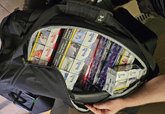 Čtyři objemné kufry plné nezdaněných cigaret z Polska zajistili celníci v Bohumíně