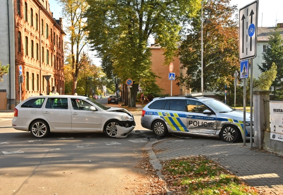 Policejní auto se v křižovatce střetlo s osobákem