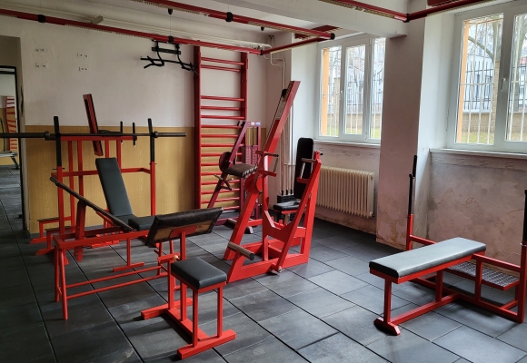 Obnova zaplavené posilovny spojila žáky gymnázia a střední školy