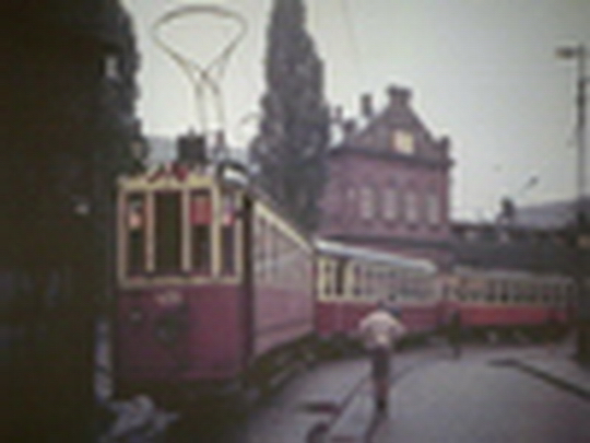 Režíroval konec tramvají - show video