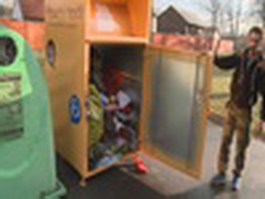 Kontejnery k třídění textilu - show video