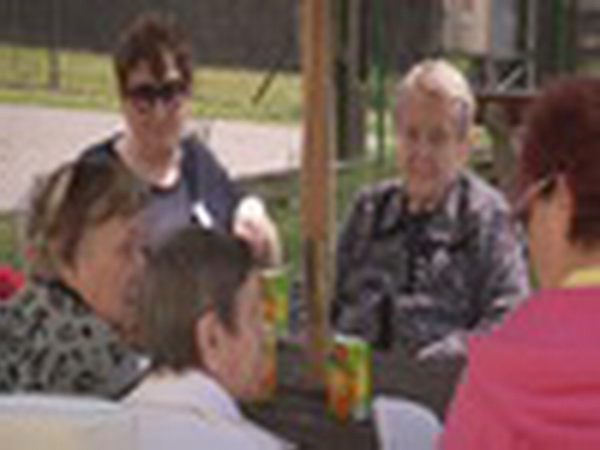 Hodinový vnuk pomáhá seniorům - show video