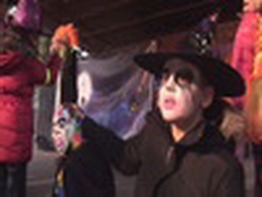 Halloween s lampionovým průvodem parkem - show video