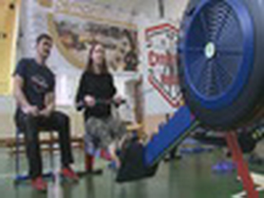 Na veslařských trenažérech do středu Země - show video