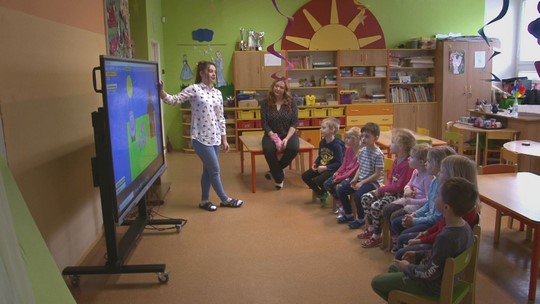 Interaktivní panel v mateřince v Nerudově ulici - show video