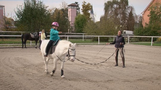 Dům dětí a mládeže má kroužek jezdectví na koni - show video