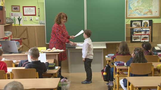 Školáci dostali pololetní vysvědčení - show video