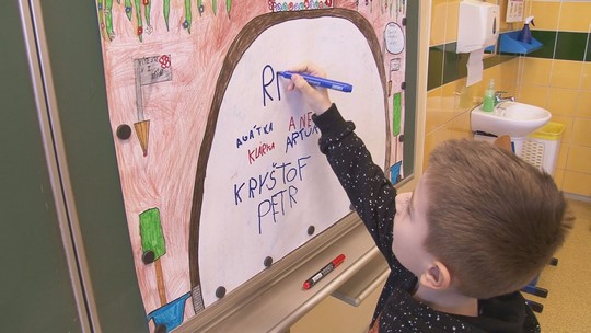 Zápisy dětí do prvních tříd základních škol - show video