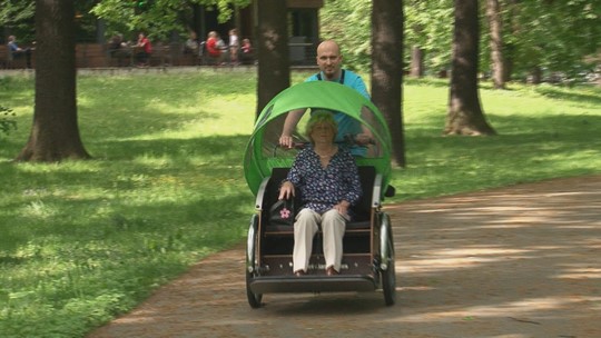 Senior cyklorikša poprvé s šoféry dobrovolníky - show video